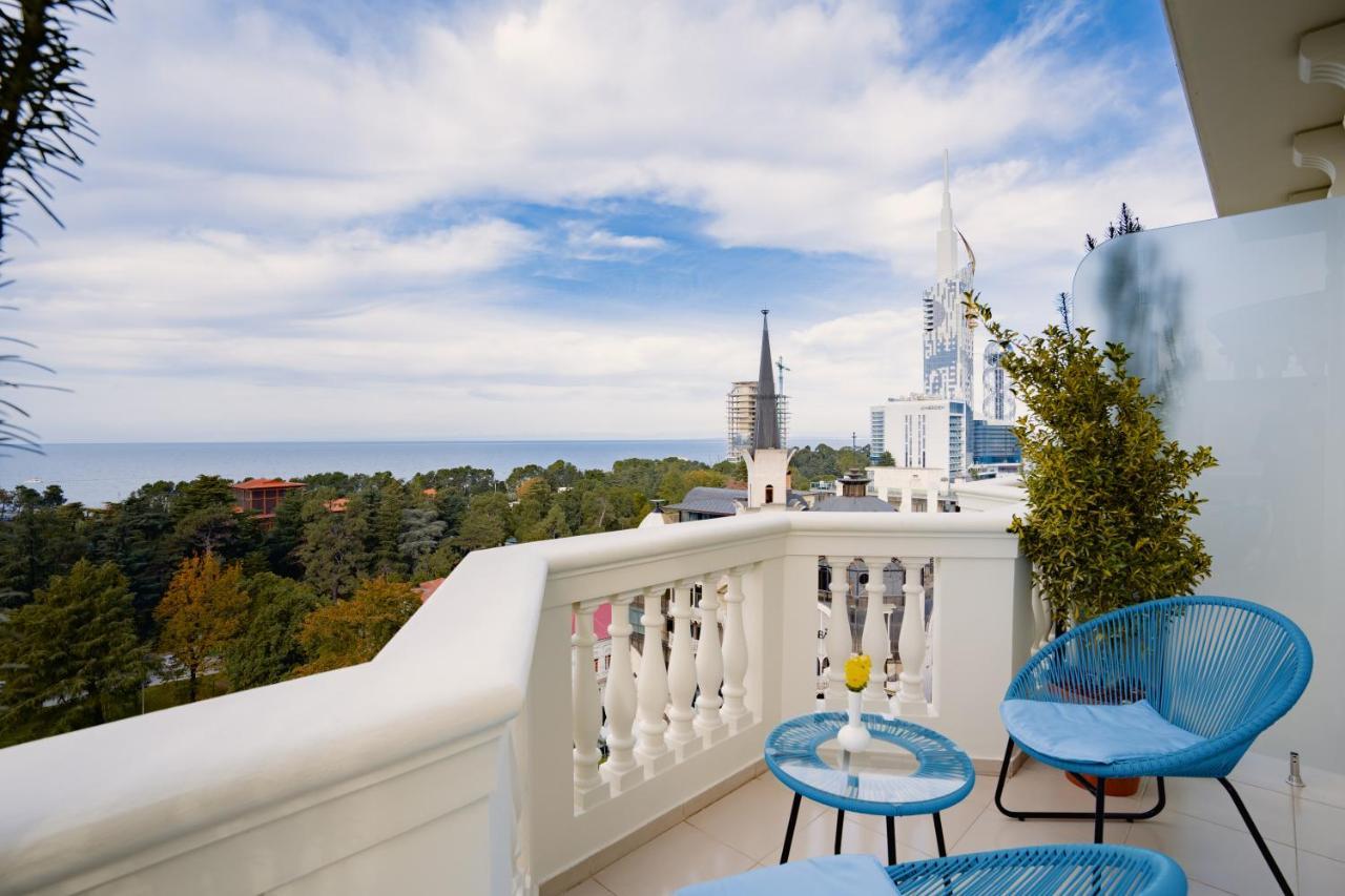 Tapis Rouge Design Boutique Hotel Batumi Kültér fotó A balcony