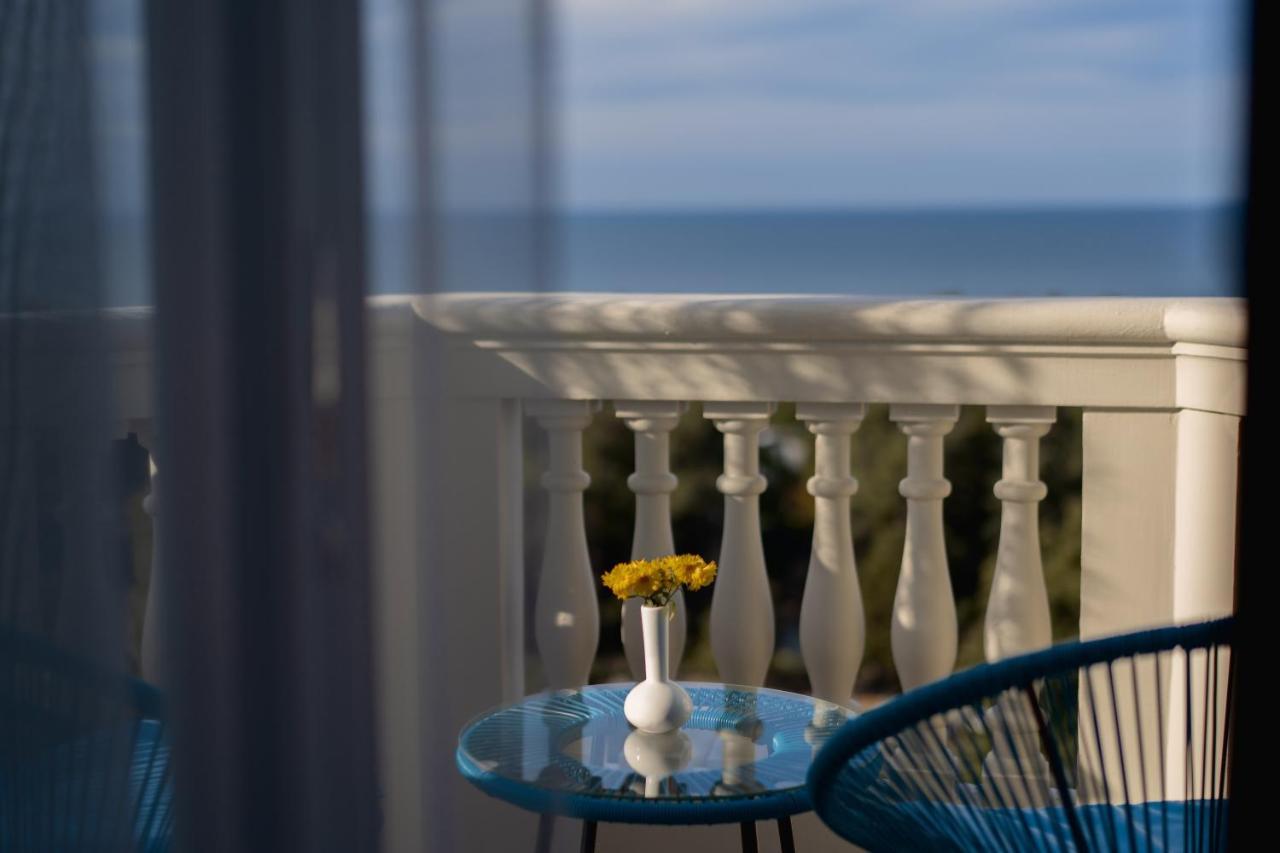 Tapis Rouge Design Boutique Hotel Batumi Kültér fotó A balcony