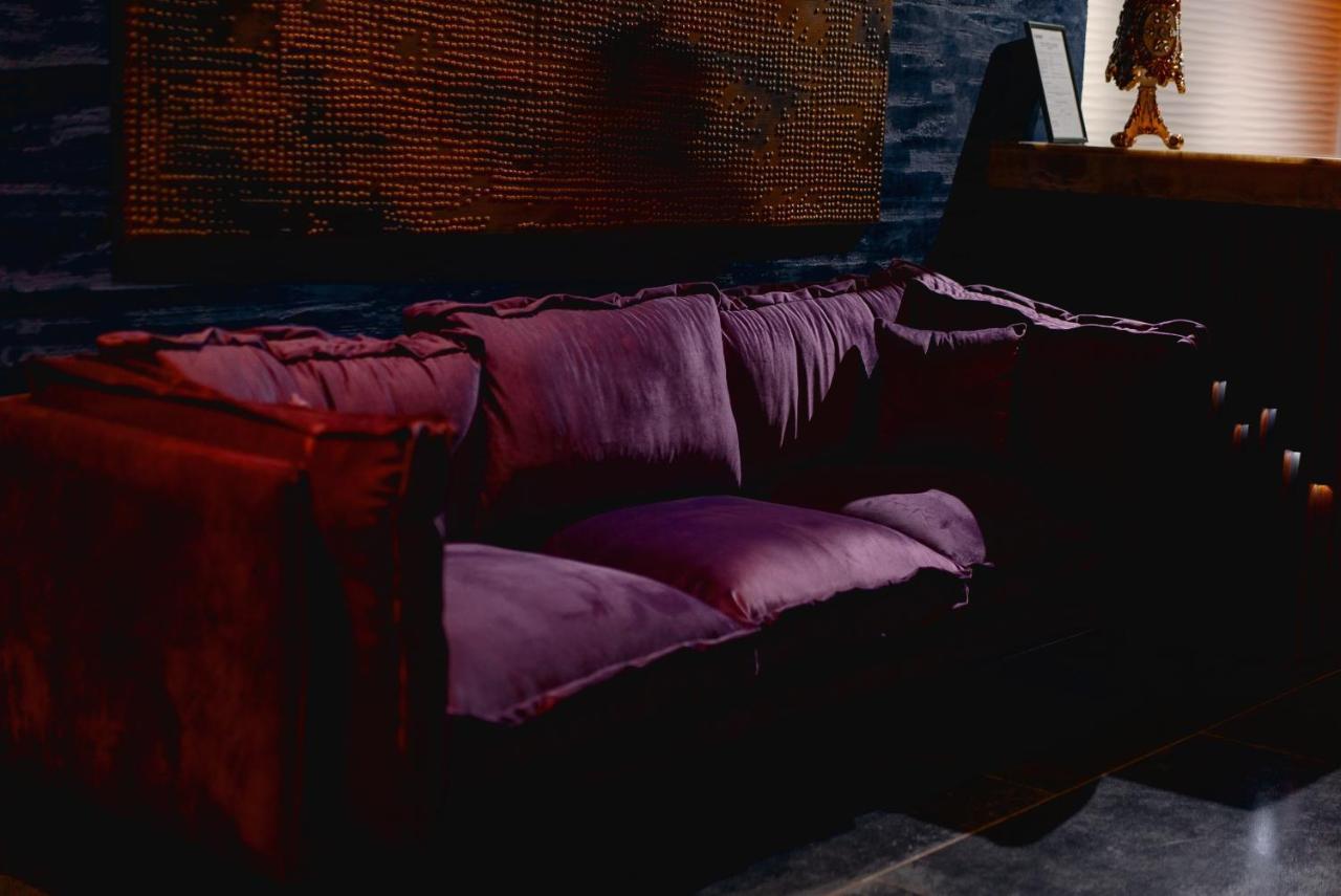 Tapis Rouge Design Boutique Hotel Batumi Kültér fotó A sofa
