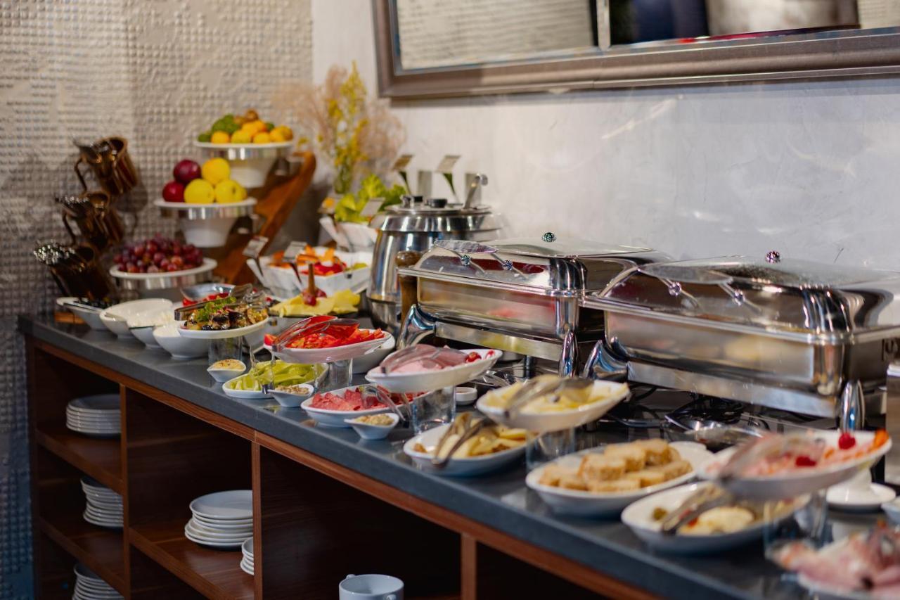 Tapis Rouge Design Boutique Hotel Batumi Kültér fotó A buffet