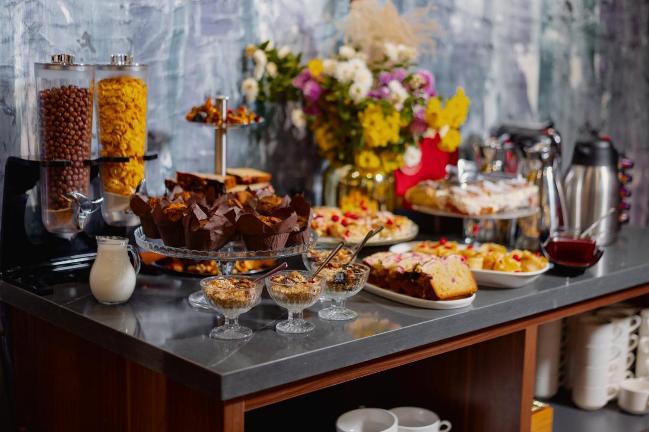 Tapis Rouge Design Boutique Hotel Batumi Kültér fotó A buffet of desserts