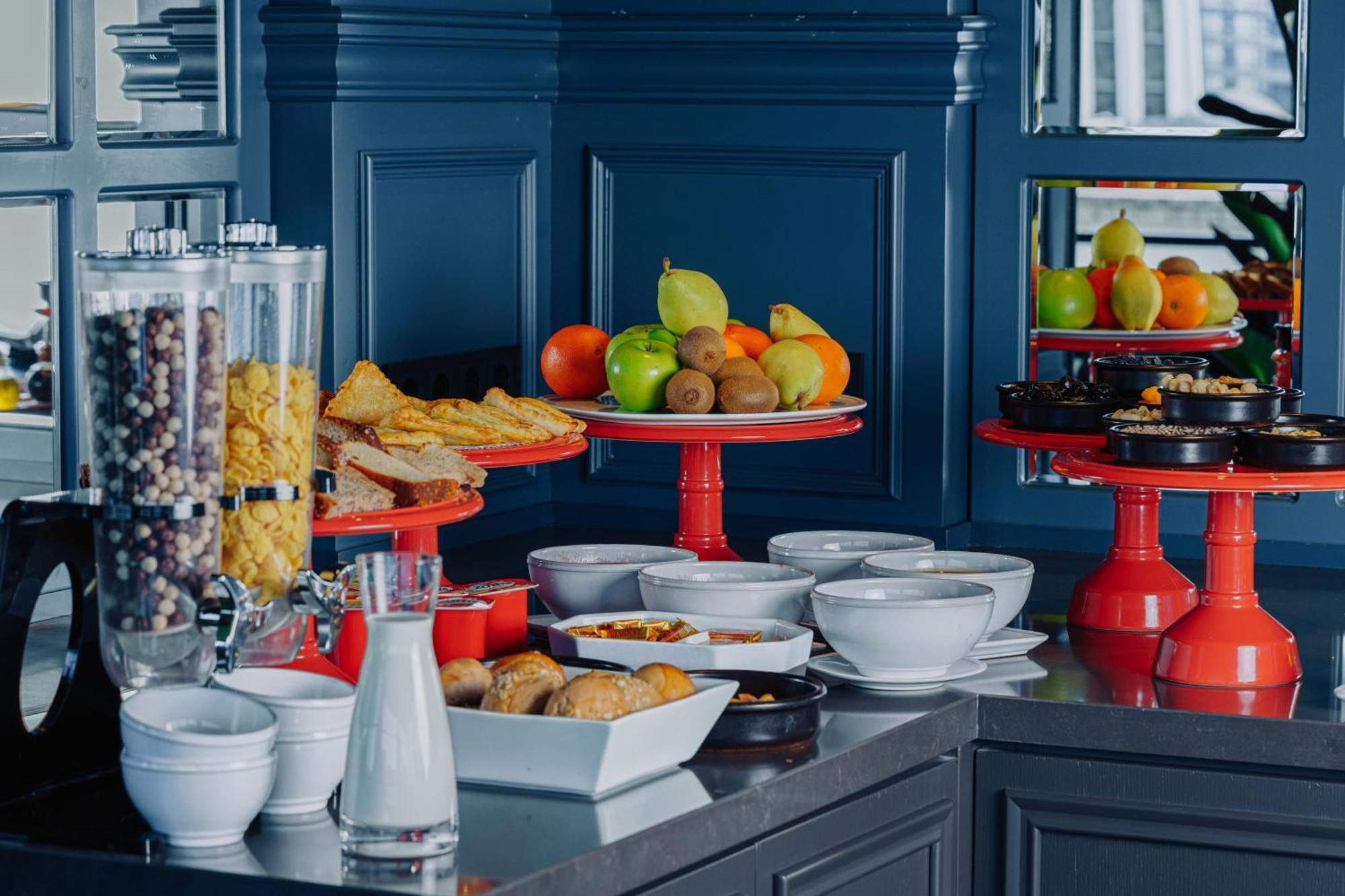 Tapis Rouge Design Boutique Hotel Batumi Kültér fotó A breakfast buffet